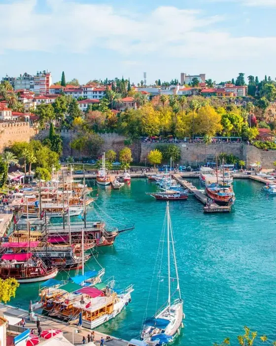 Holzboote im Hafen von Alanya unterhalb der Burgmauern