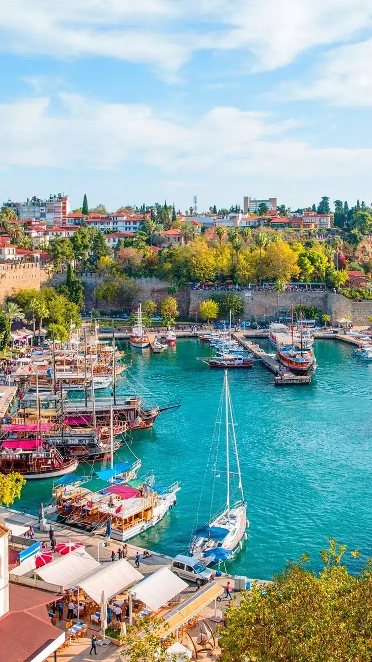 Holzboote im Hafen von Alanya unterhalb der Burgmauern