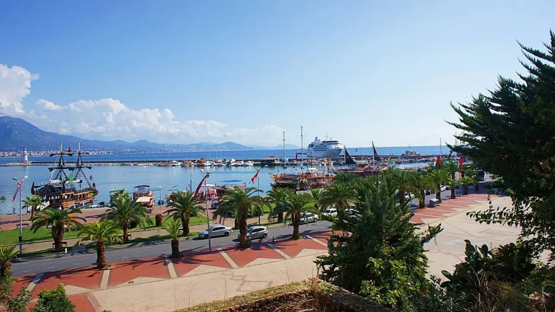 Die palmengesäumte Hafenpromenade in Alanya an einem klaren Tag