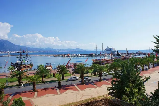 Die palmengesäumte Hafenpromenade in Alanya an einem klaren Tag