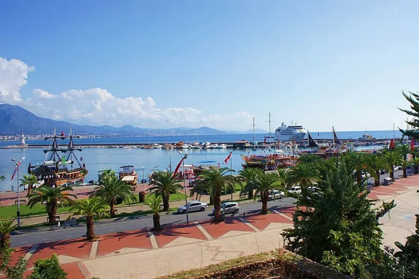 Die palmengesäumte Hafenpromenade in Alanya an einem klaren Tag