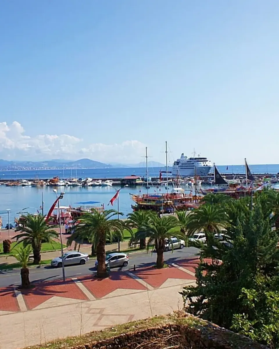 Die palmengesäumte Hafenpromenade in Alanya an einem klaren Tag