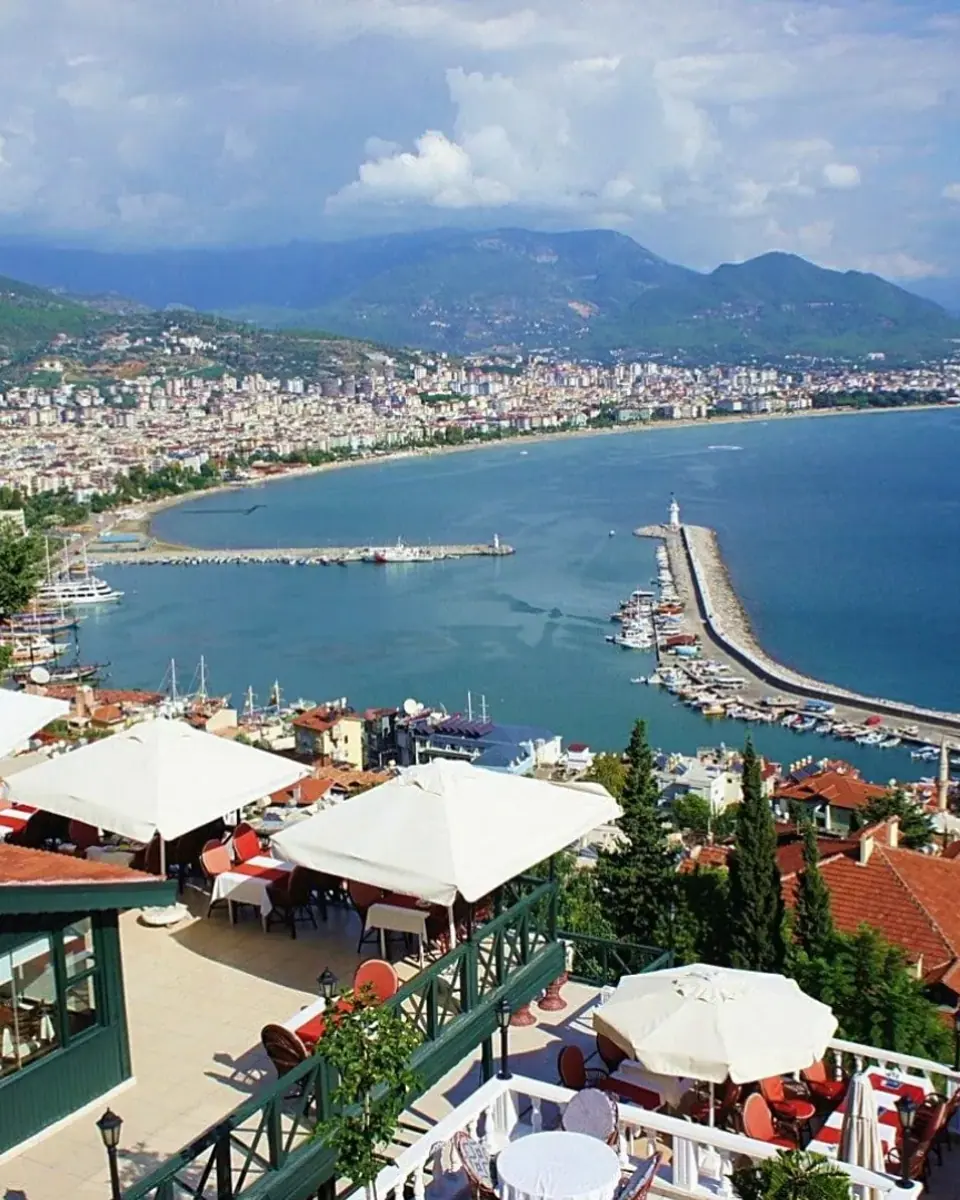 Bucht und Hafen von Alanya unterhalb einer Hangterrasse, im Hintergrund das Taurusgebirge