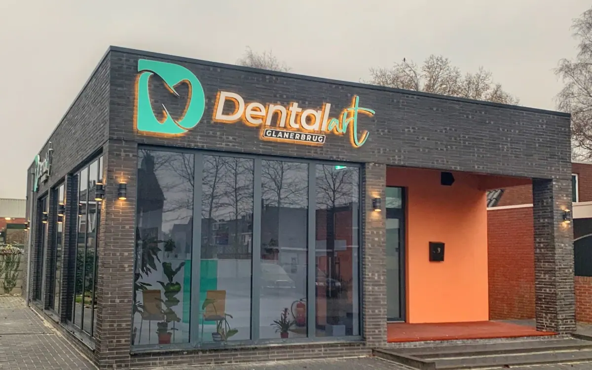 Die Dental-Art-Praxis in Glanerbrug mit dem Dental-Art-Schild