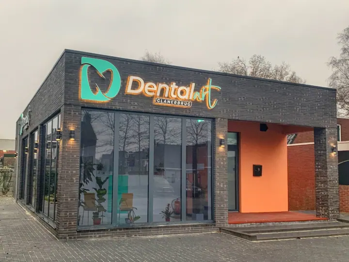 Die Dental-Art-Praxis in Glanerbrug mit dem Dental-Art-Schild