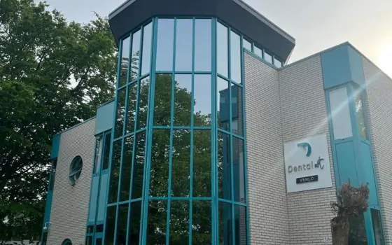 Der verglaste Eingang der Dental-Art-Praxis in Venlo