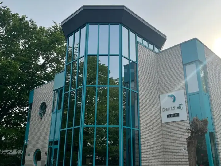 Der verglaste Eingang der Dental-Art-Praxis in Venlo