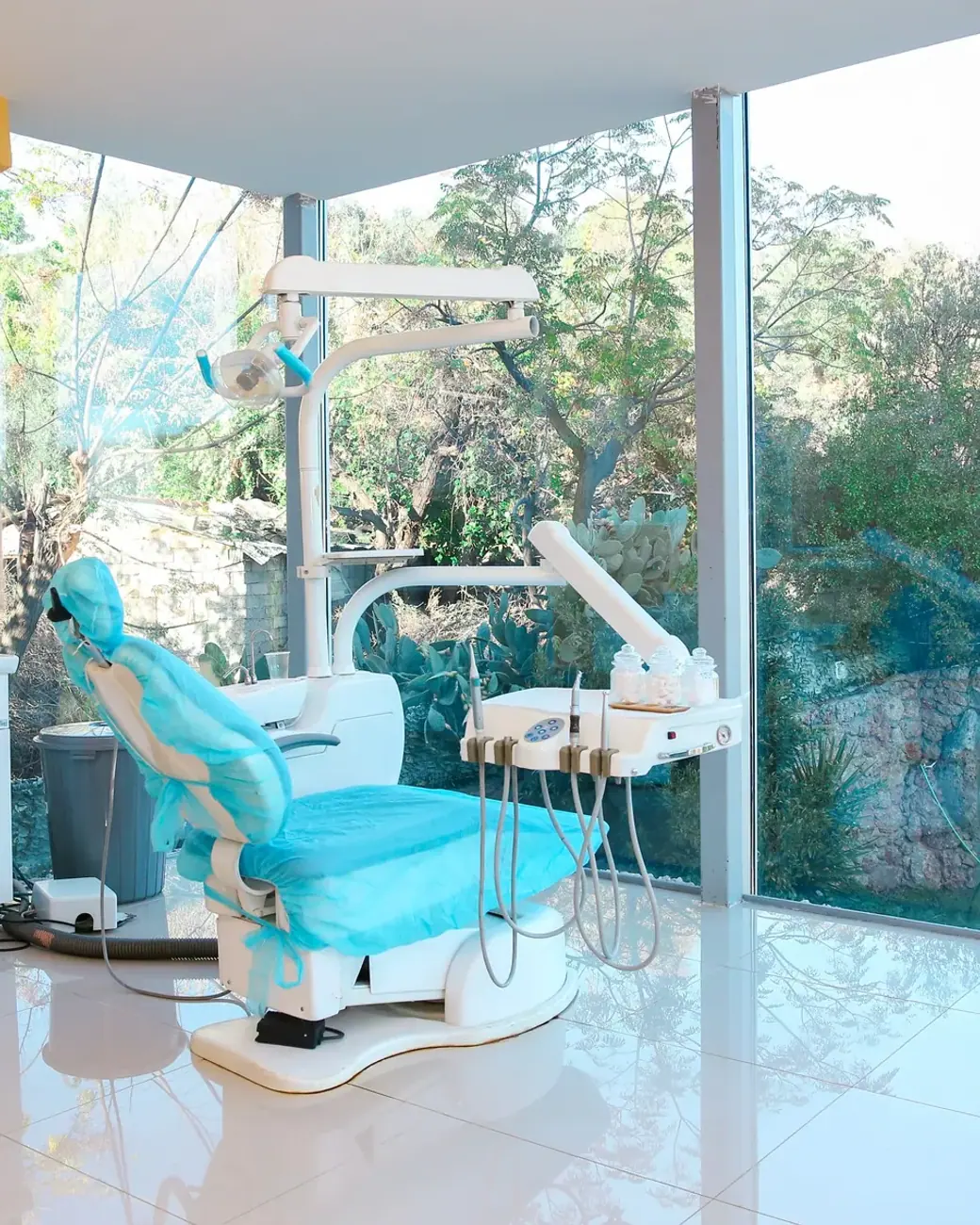 Ein Behandlungsraum bei Dental Art Alanya mit dem Stuhl neben raumhohen Fenstern