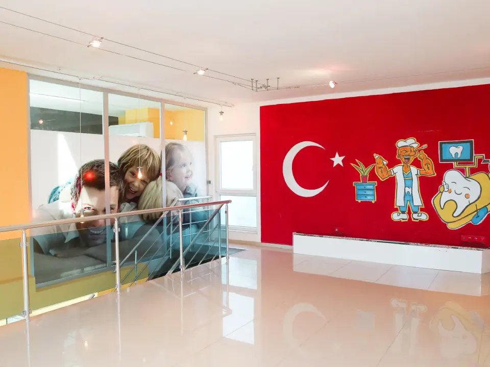 Ein farbenfrohes Wandbild mit Comicfiguren und der türkischen Flagge auf einer roten Wand