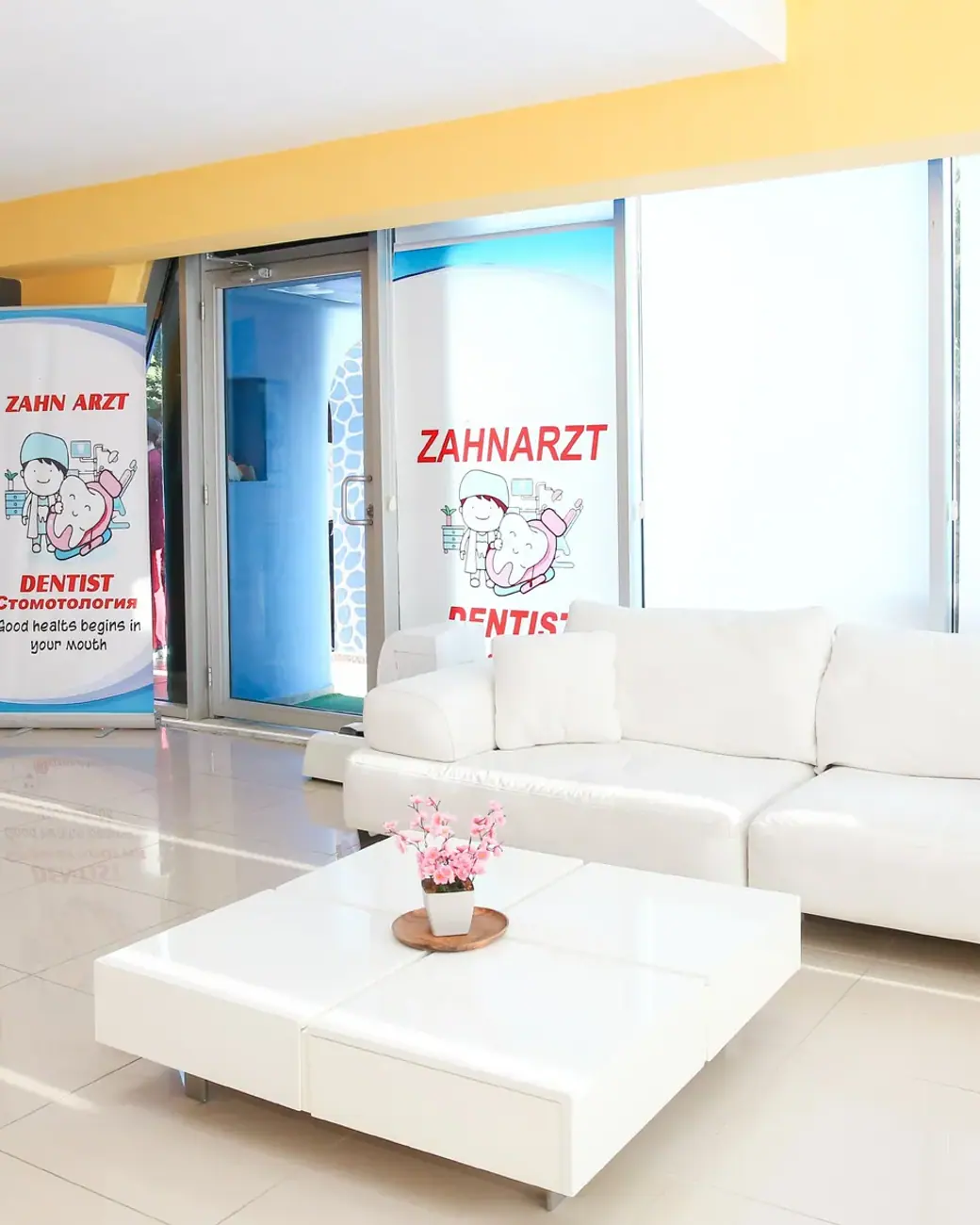 Der Wartebereich nahe dem Eingang der Klinik mit weißen Sofas
