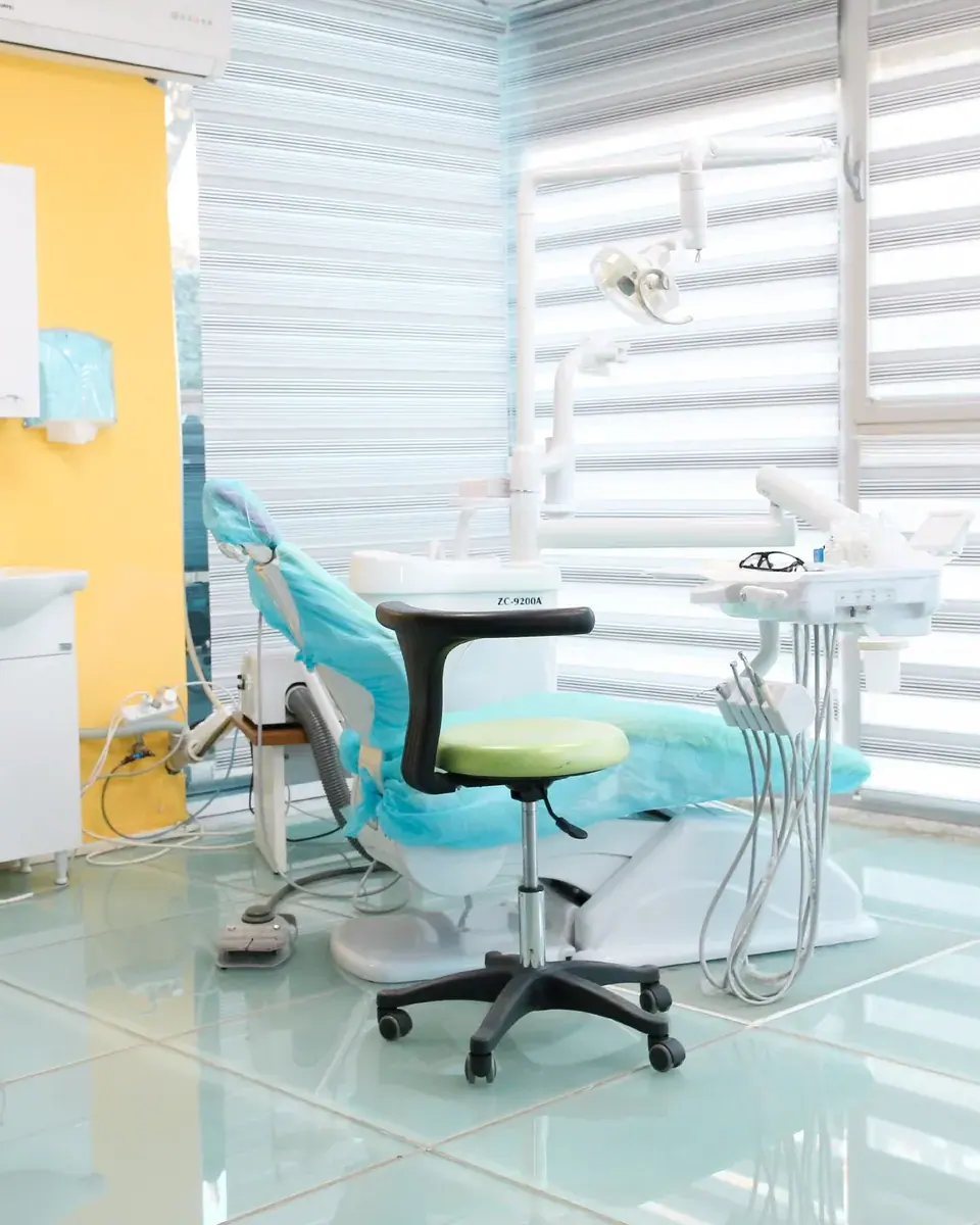 Ein Behandlungsraum bei Dental Art Alanya mit Stuhl, Schränken und Jalousien