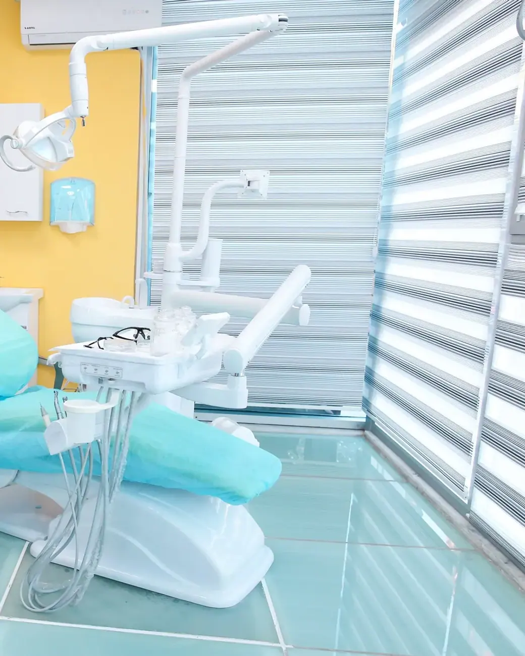 Ein ruhiger Behandlungsraum bei Dental Art Alanya mit Stuhl und Instrumententablett