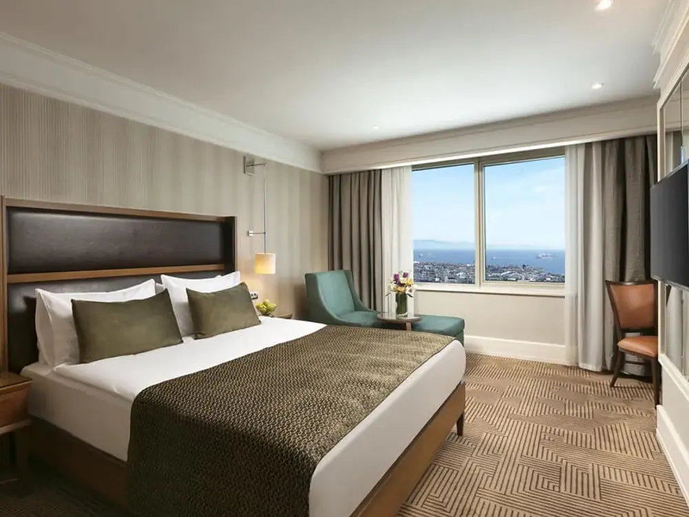 Ein ruhiges Hotelzimmer mit einem großen Bett und einem Fenster