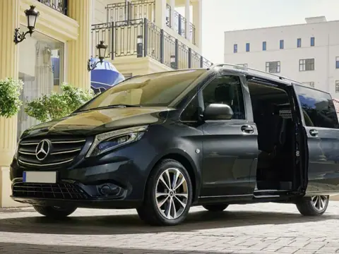 Ein schwarzer Kleinbus mit geöffneten Türen, bereit für einen Transfer
